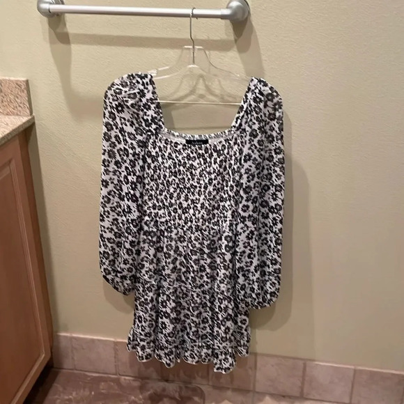 Aakaa Dresses & Skirts - NWOT Aakaa woman’s black and white flowered dress